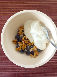 Una foto de Bol de yogur griego, arándanos, copos de avena y nueces