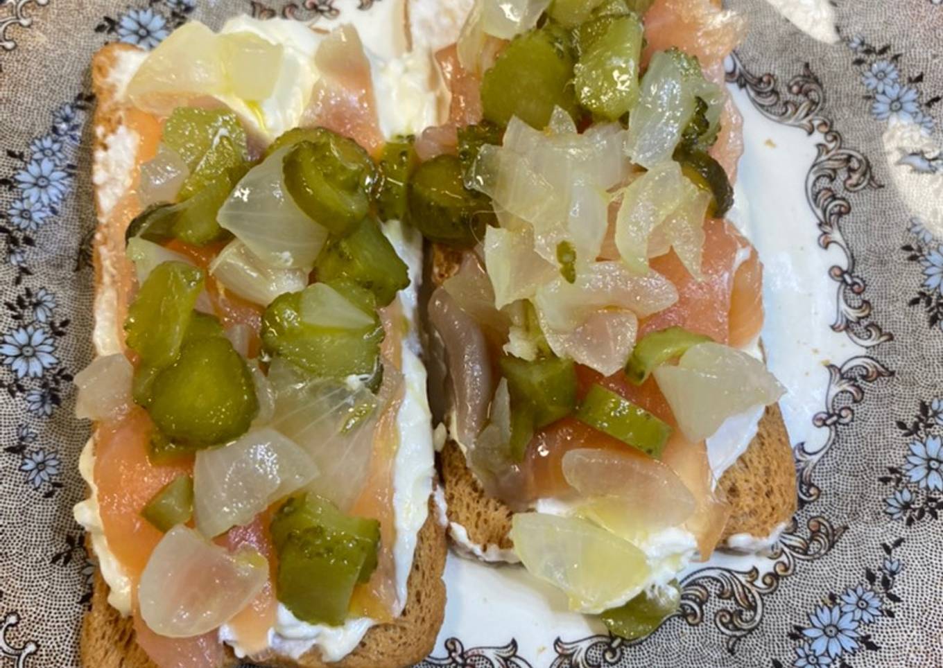 Tosta de salmón con encurtidos