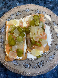 Una foto de Tosta de salmón con encurtidos