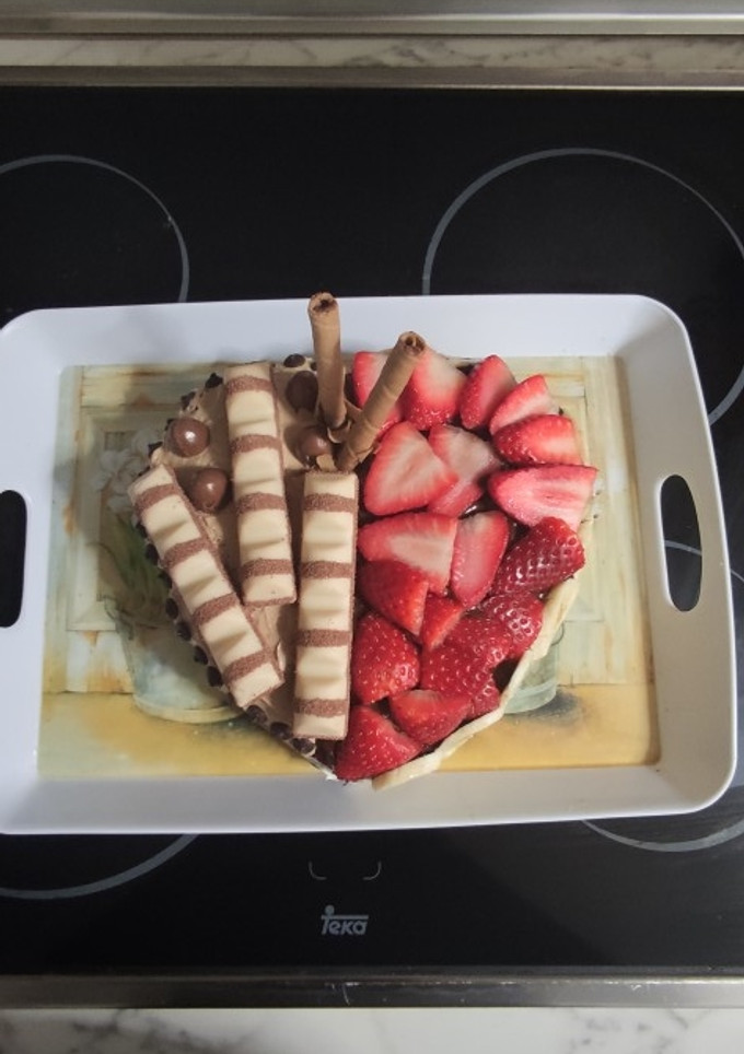 Una foto de Tarta corazón, bizcocho de yogurt de limón... Locura chocolate y frutas