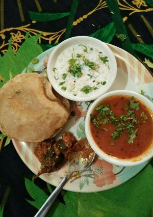 A picture of Masale wale Bangain, aalu tamater, kheera ka Raita, pudiya.