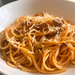 A picture of Lebanese style spaghetti with minced meat and red sauce.