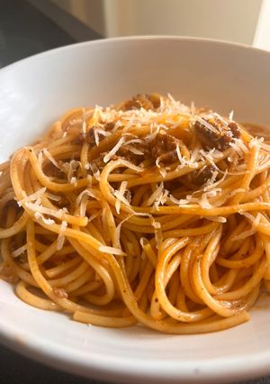 A picture of Lebanese style spaghetti with minced meat and red sauce.