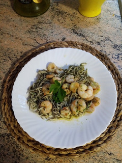 Una foto de Gambas con gulas al ajillo