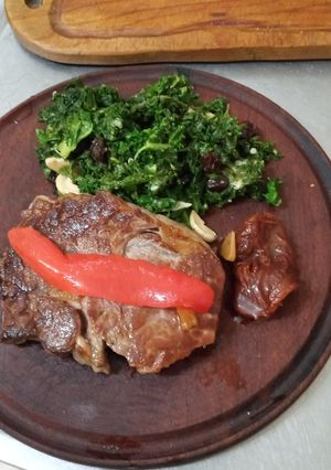 Una foto de Ojo de bife con salteado de Kale