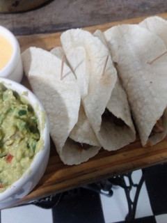 Una foto de Tacos de carne con Guacamole
