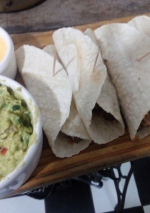 Una foto de Tacos de carne con Guacamole