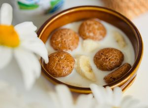 Hình của món 💚 Bánh Quy Hạnh Nhân Ý Amaretti Kèm Chuối & Sữa Dê (Vegetarian).