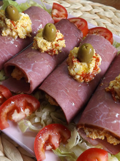 Una foto de Rollos de carne fría