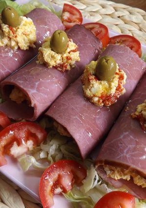 Una foto de Rollos de carne fría