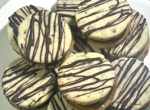 Una foto de Alfajores de masa brisee