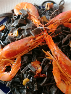 Una foto de Nidos negros con gambas