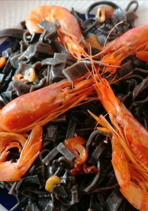 Una foto de Nidos negros con gambas