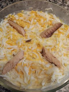 Una foto de Ensaladilla exprés con filetes de caballa y huevo duro