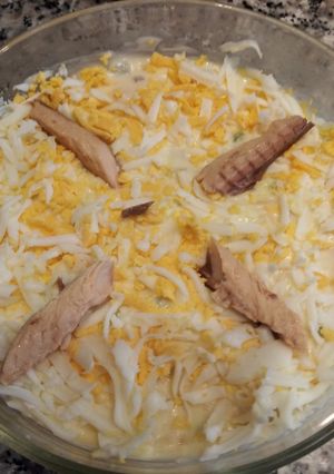 Una foto de Ensaladilla exprés con filetes de caballa y huevo duro