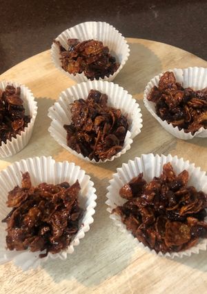 A picture of Chocolate cornflake & raisin cakes.