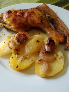 Una foto de Pollo al horno con panceta y patatas panadera