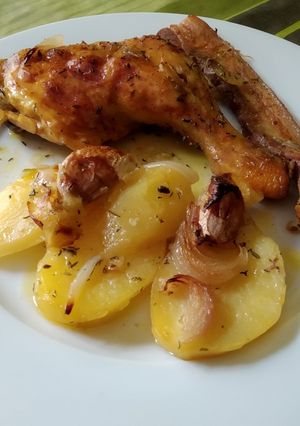 Una foto de Pollo al horno con panceta y patatas panadera
