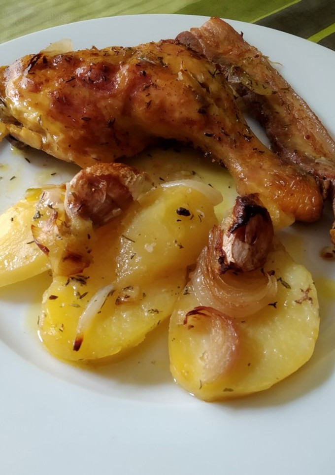 Una foto de Pollo al horno con panceta y patatas panadera