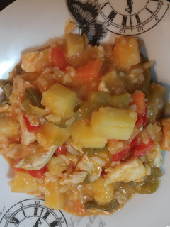 Una foto de Pavo con verduras y arroz