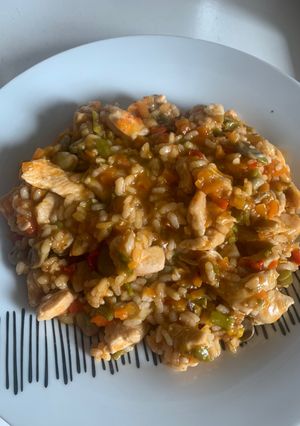 Una foto de Arroz caldoso con verduras y pechuga de pollo