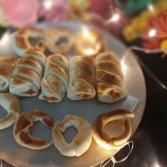 A picture of Chicken bread rolls.
