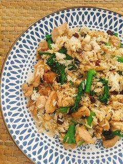 Una foto de Arroz basmati salteado con bimi y pollo