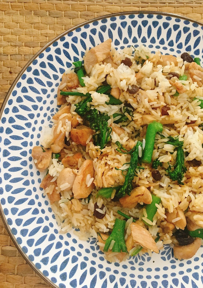 Una foto de Arroz basmati salteado con bimi y pollo