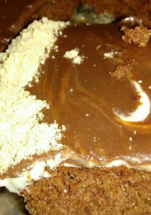 صورة لوصفة كيكة الكاكاو الاسفنجية مع الكريمة وصوص الشوكولاته