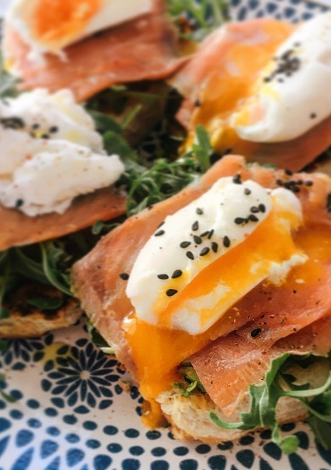 Una foto de Tostadas con salmón y huevo escalfado