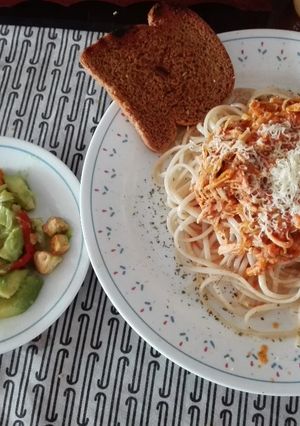 Una foto de Espaguetis con pollo y ensalada con croutones