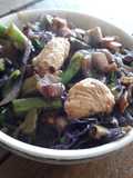 Salteado verde y morado con pollo