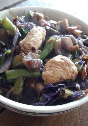 Una foto de Salteado verde y morado con pollo