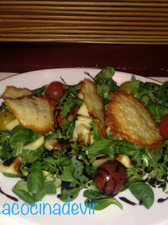 Una foto de Ensalada de rúcula, canónigos y queso sin lactosa
