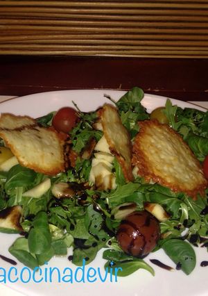 Foto principal de Ensalada de rúcula, canónigos y queso sin lactosa