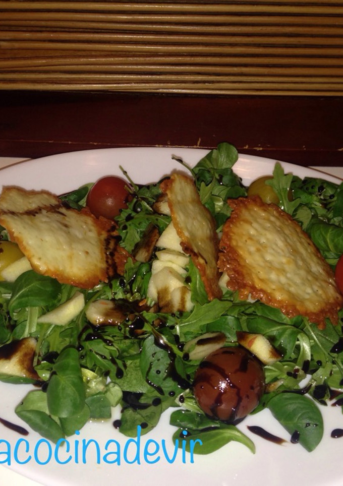 Una foto de Ensalada de rúcula, canónigos y queso sin lactosa