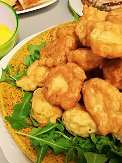 Una foto de Buñuelos de langostinos con mayonesa de azafrán