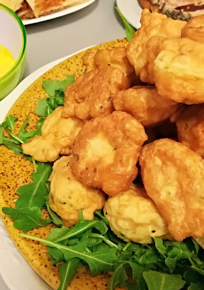 Una foto de Buñuelos de langostinos con mayonesa de azafrán