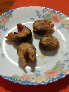 Una foto de Caballa en adobo al estilo de mi madre con picadillo de verduras