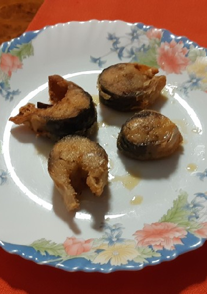 Una foto de Caballa en adobo al estilo de mi madre con picadillo de verduras