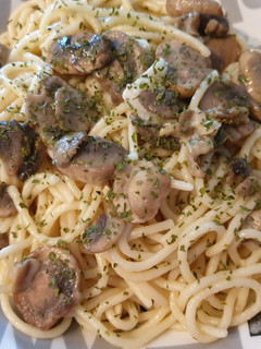 Una foto de Espaguetis con champiñones y vino blanco