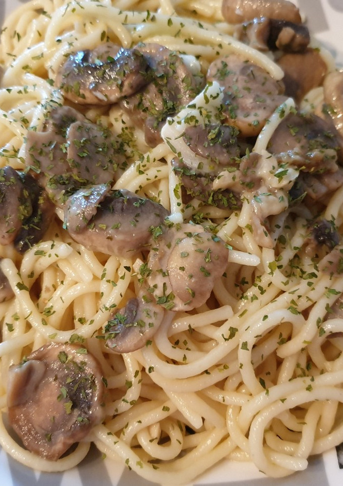 Una foto de Espaguetis con champiñones y vino blanco