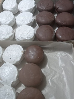 Una foto de Alfajores de dulce de leche bañados en chocolate o merengue