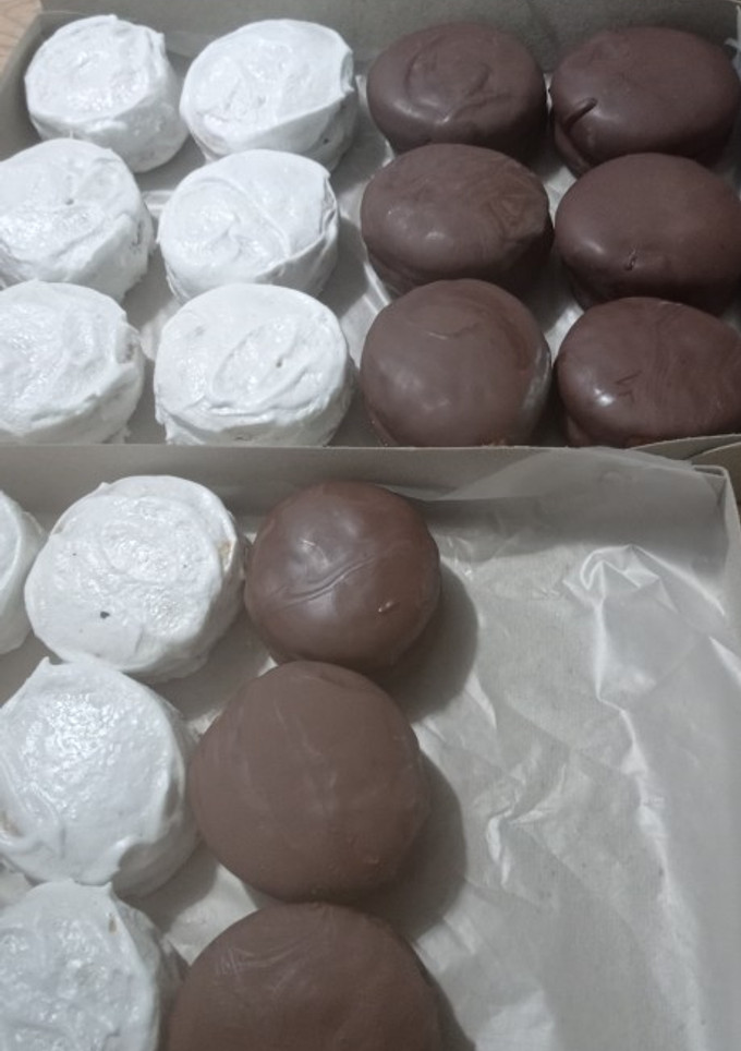 Una foto de Alfajores de dulce de leche bañados en chocolate o merengue