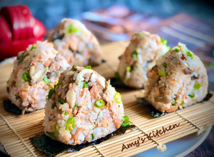 舞菇鮭魚飯糰 / 簡單野餐 的食譜成品照片