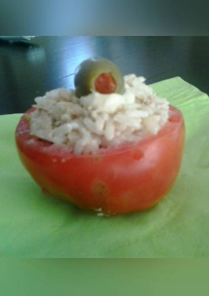 Una foto de Tomates rellenos♡