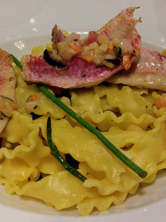 Una foto de Pasta salteada con pisto y salmonetes a la plancha