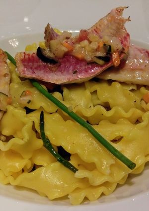 Foto principal de Pasta salteada con pisto y salmonetes a la plancha