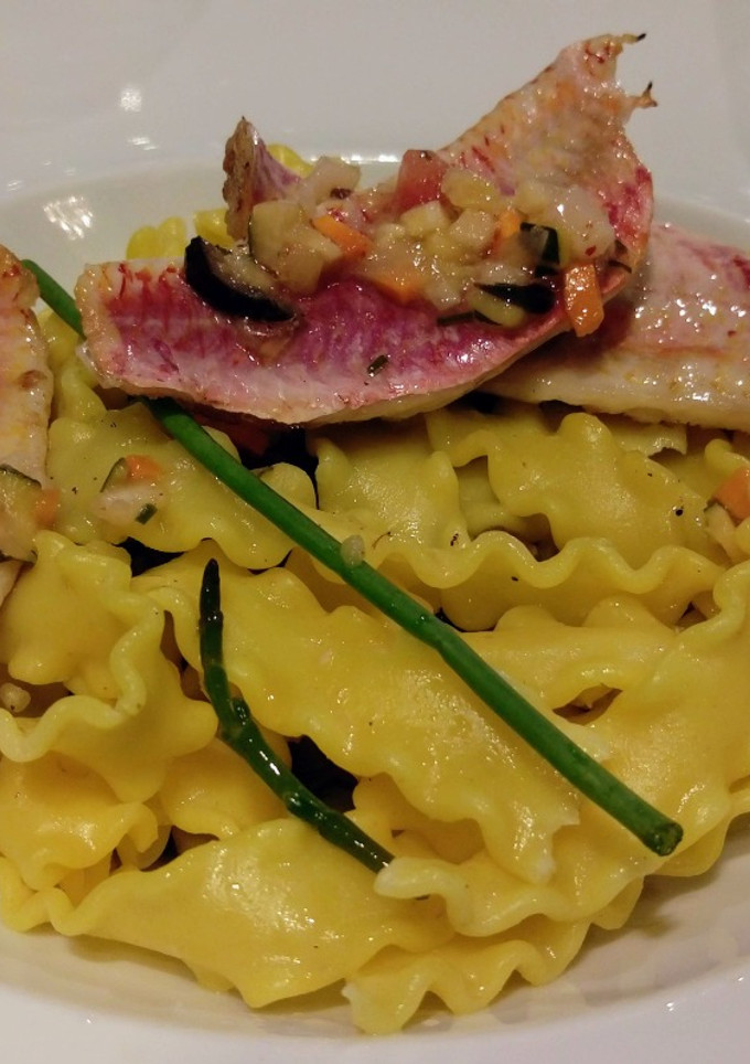 Una foto de Pasta salteada con pisto y salmonetes a la plancha