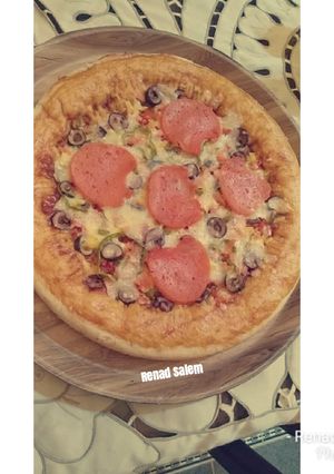 صورة لوصفة بيتزا محشية الاطراف باللانشون تحفه 🍕😋👍